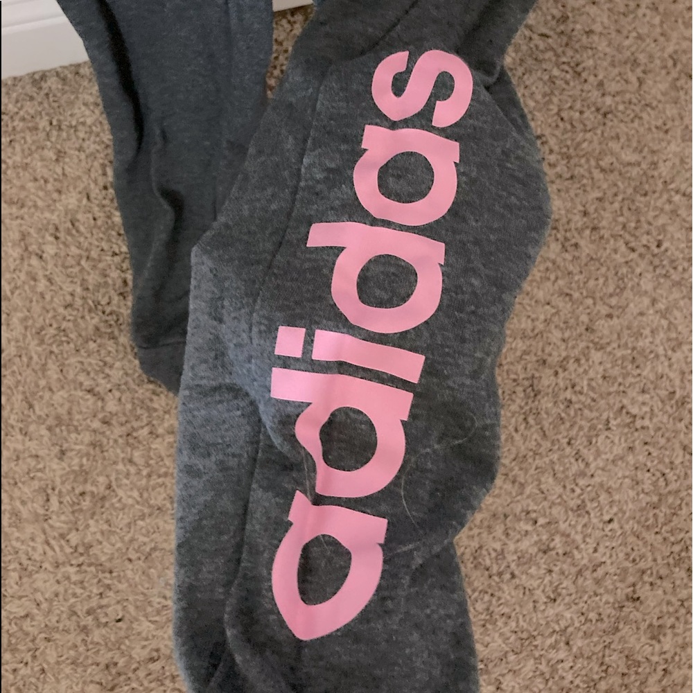 Adidas joggers with drawstring and pockets!